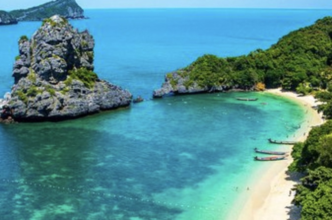 Turquoise bay, tropical beach and limestone islands near Koh Samui, Thailand
